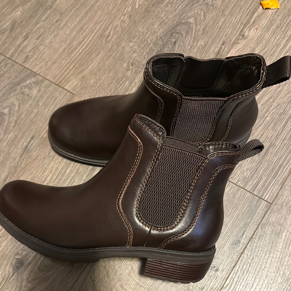 New Eastland Women's Brown Ankle Boots in box never worn ladies size 8 in box